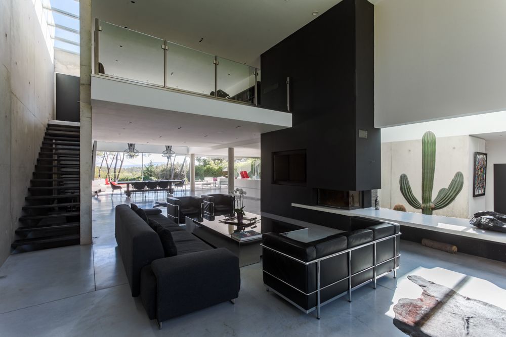 PRICE REDUCED – This spectacular contemporary villa in Aix-en-Provence stan