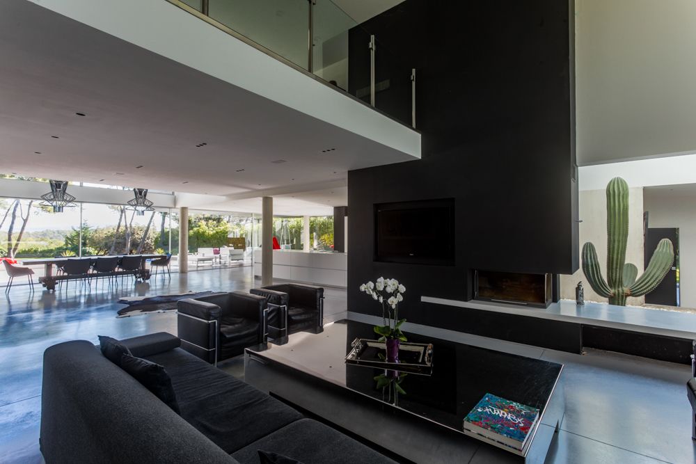 PRICE REDUCED – This spectacular contemporary villa in Aix-en-Provence stan