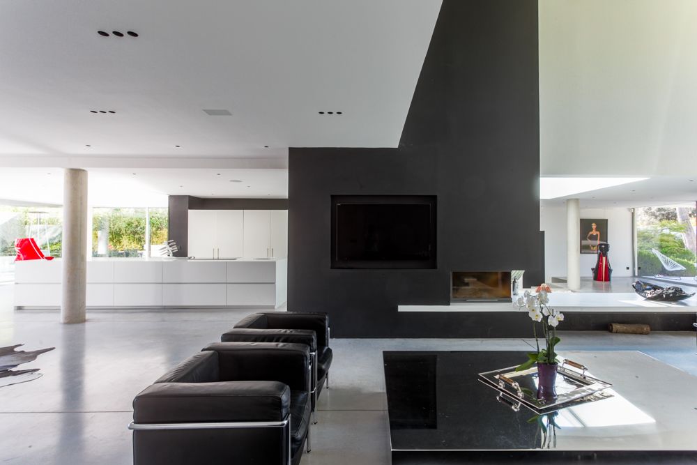 PRICE REDUCED – This spectacular contemporary villa in Aix-en-Provence stan