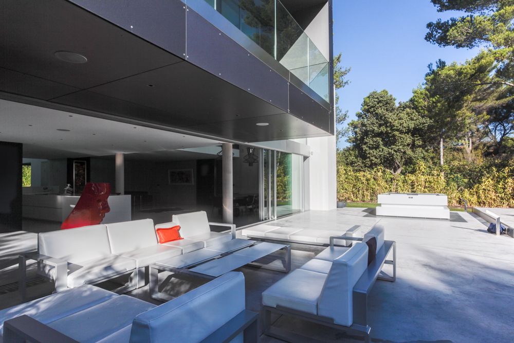 PRICE REDUCED – This spectacular contemporary villa in Aix-en-Provence stan