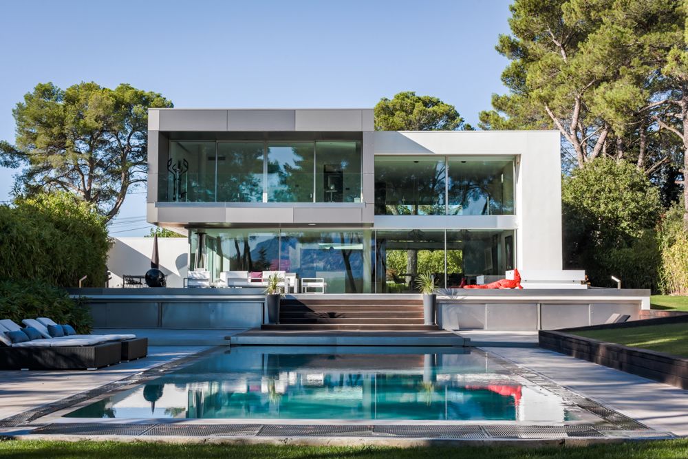 PRICE REDUCED – This spectacular contemporary villa in Aix-en-Provence stan