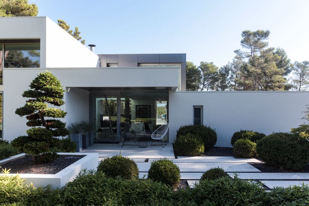 PRICE REDUCED – This spectacular contemporary villa in Aix-en-Provence stan