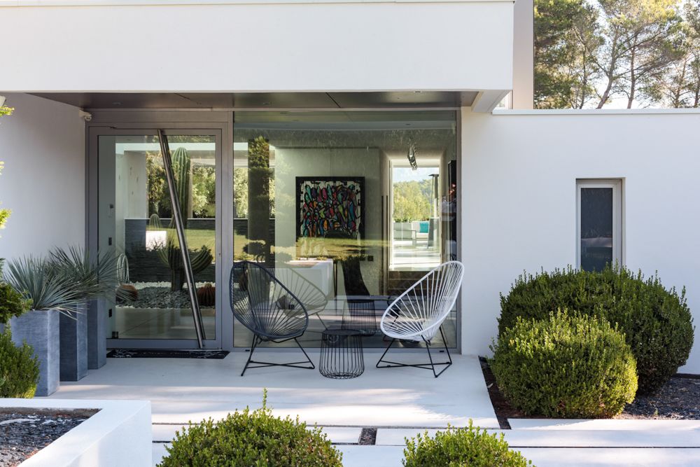 PRICE REDUCED – This spectacular contemporary villa in Aix-en-Provence stan