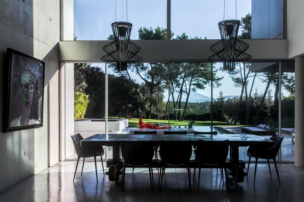 PRICE REDUCED – This spectacular contemporary villa in Aix-en-Provence stan