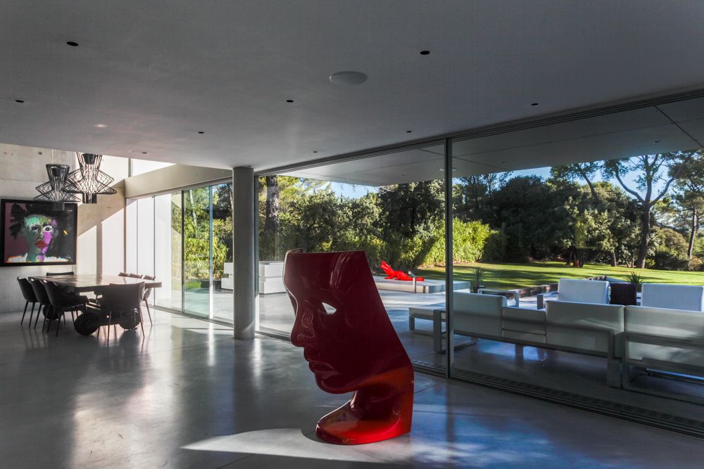 PRICE REDUCED – This spectacular contemporary villa in Aix-en-Provence stan