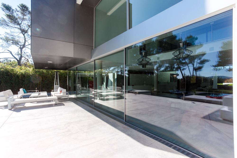 PRICE REDUCED – This spectacular contemporary villa in Aix-en-Provence stan