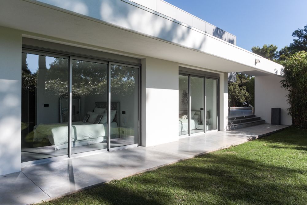 PRICE REDUCED – This spectacular contemporary villa in Aix-en-Provence stan