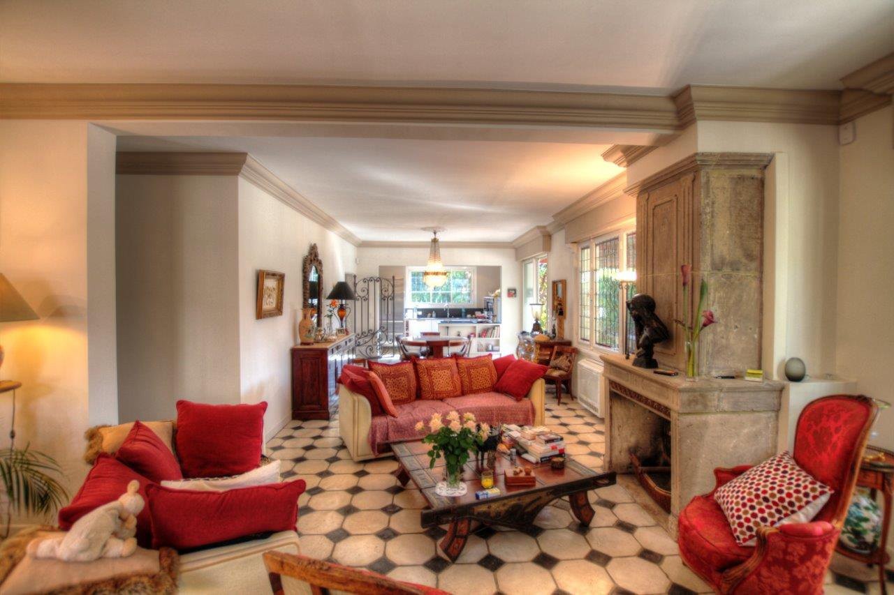 Charming 2 bedroom villa located in Cannes within a private gated estate, j