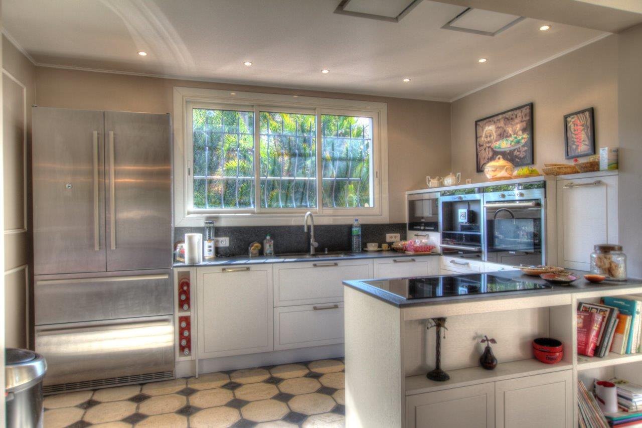 Charming 2 bedroom villa located in Cannes within a private gated estate, j