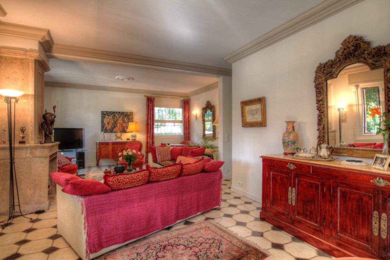 Charming 2 bedroom villa located in Cannes within a private gated estate, j