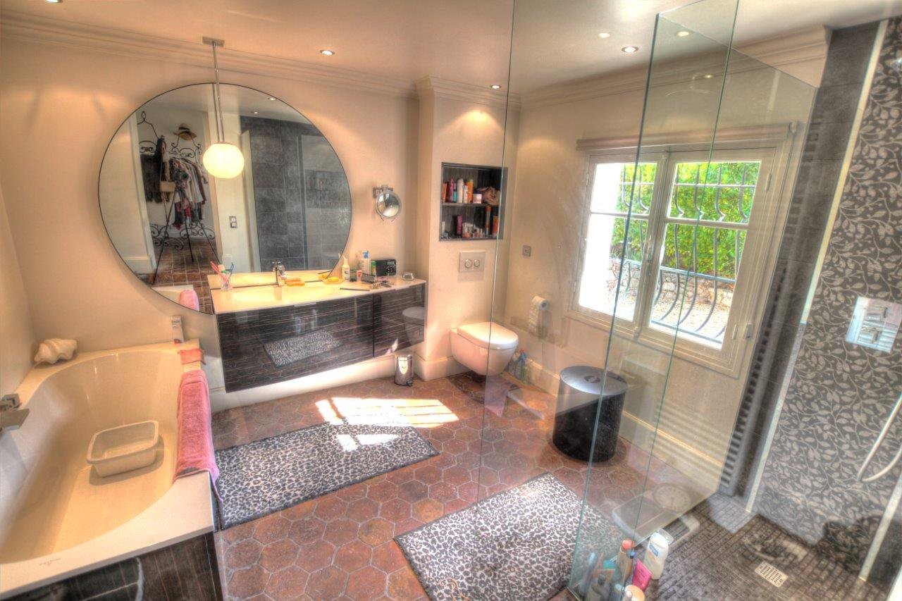 Charming 2 bedroom villa located in Cannes within a private gated estate, j