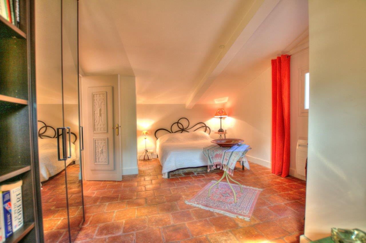 Charming 2 bedroom villa located in Cannes within a private gated estate, j