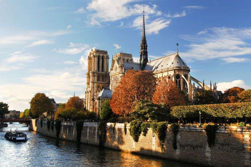 Five star hotel in the heart of Paris with over 95 bedrooms.Floor space 5,2