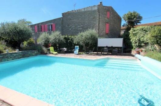 A pretty and spacious old winemakers house, nicely positioned in a quiet lo