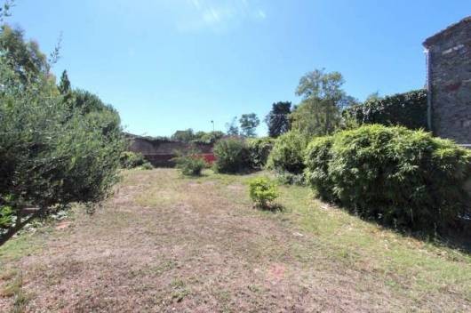 A pretty and spacious old winemakers house, nicely positioned in a quiet lo