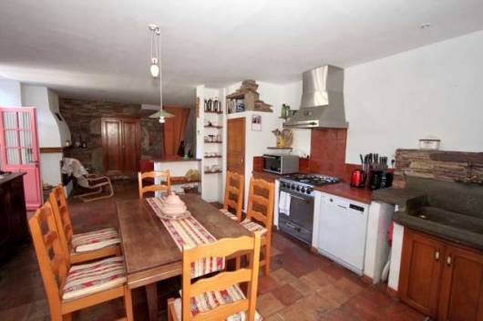 A pretty and spacious old winemakers house, nicely positioned in a quiet lo