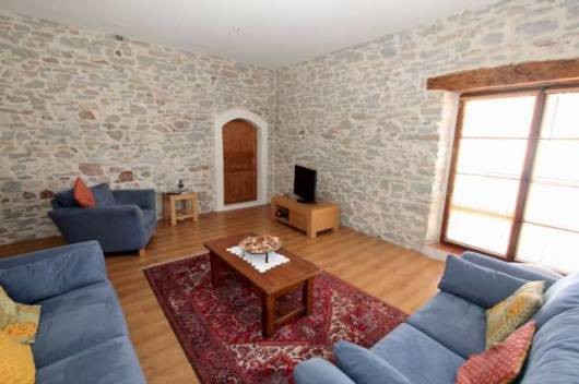 A pretty and spacious old winemakers house, nicely positioned in a quiet lo