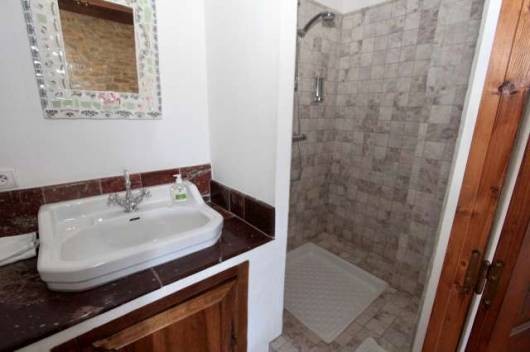 A pretty and spacious old winemakers house, nicely positioned in a quiet lo