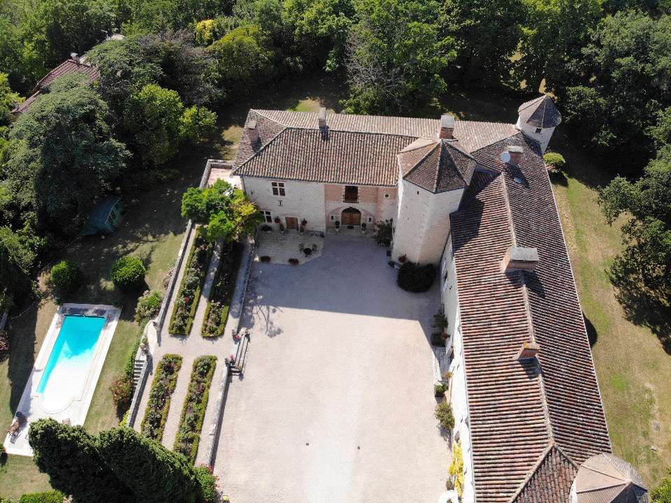 PRICE REDUCED – Simply stunning and superbly presented 6 bedroom French Cha