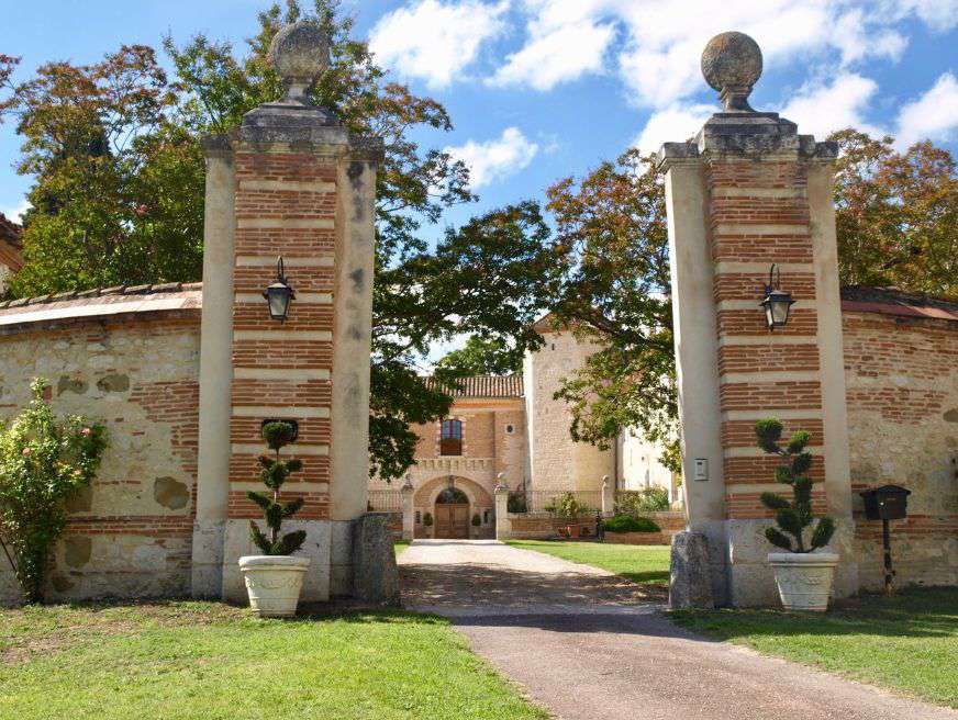 PRICE REDUCED – Simply stunning and superbly presented 6 bedroom French Cha