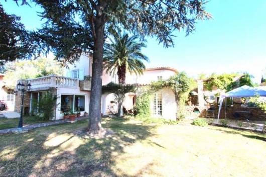 Great opportunity to purchase 2 spacious modern villas which are superbly p