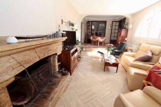 Great opportunity to purchase 2 spacious modern villas which are superbly p