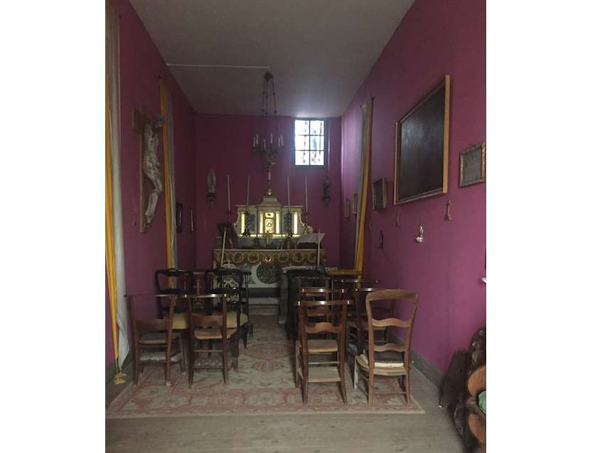 This superb estate, complete with stunning chateau and outbuildings, is loc