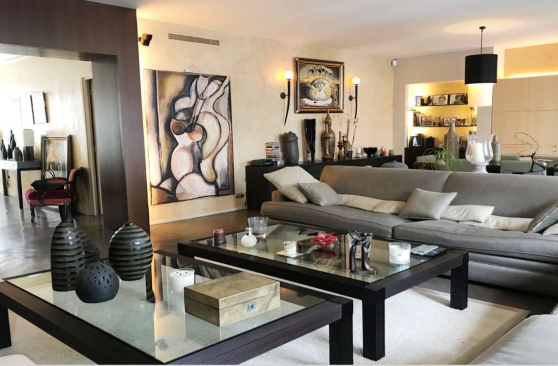 Most impressive 2 bedroom apartment in the area of Avenue de Wagram in a pr