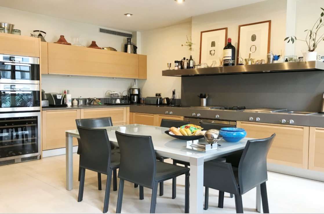 Most impressive 2 bedroom apartment in the area of Avenue de Wagram in a pr