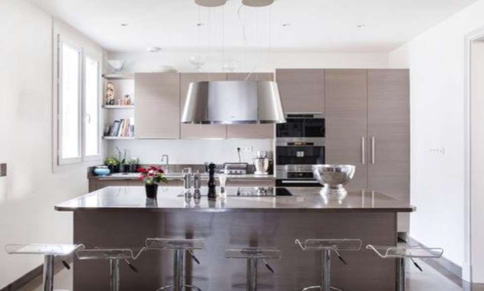 Outstanding corner Haussman apartment in a prestigious and central location