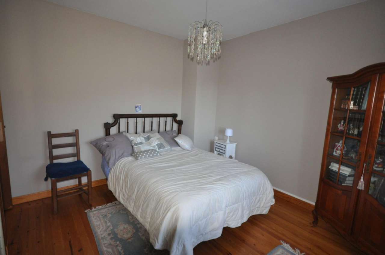 Spacious and well presented 5 bedroom architect designed home with a total