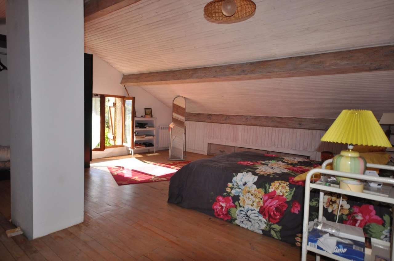 Spacious and well presented 5 bedroom architect designed home with a total