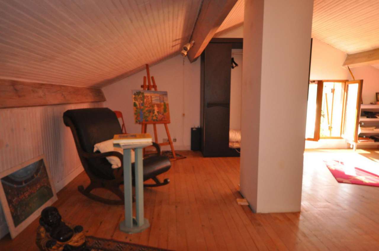 Spacious and well presented 5 bedroom architect designed home with a total