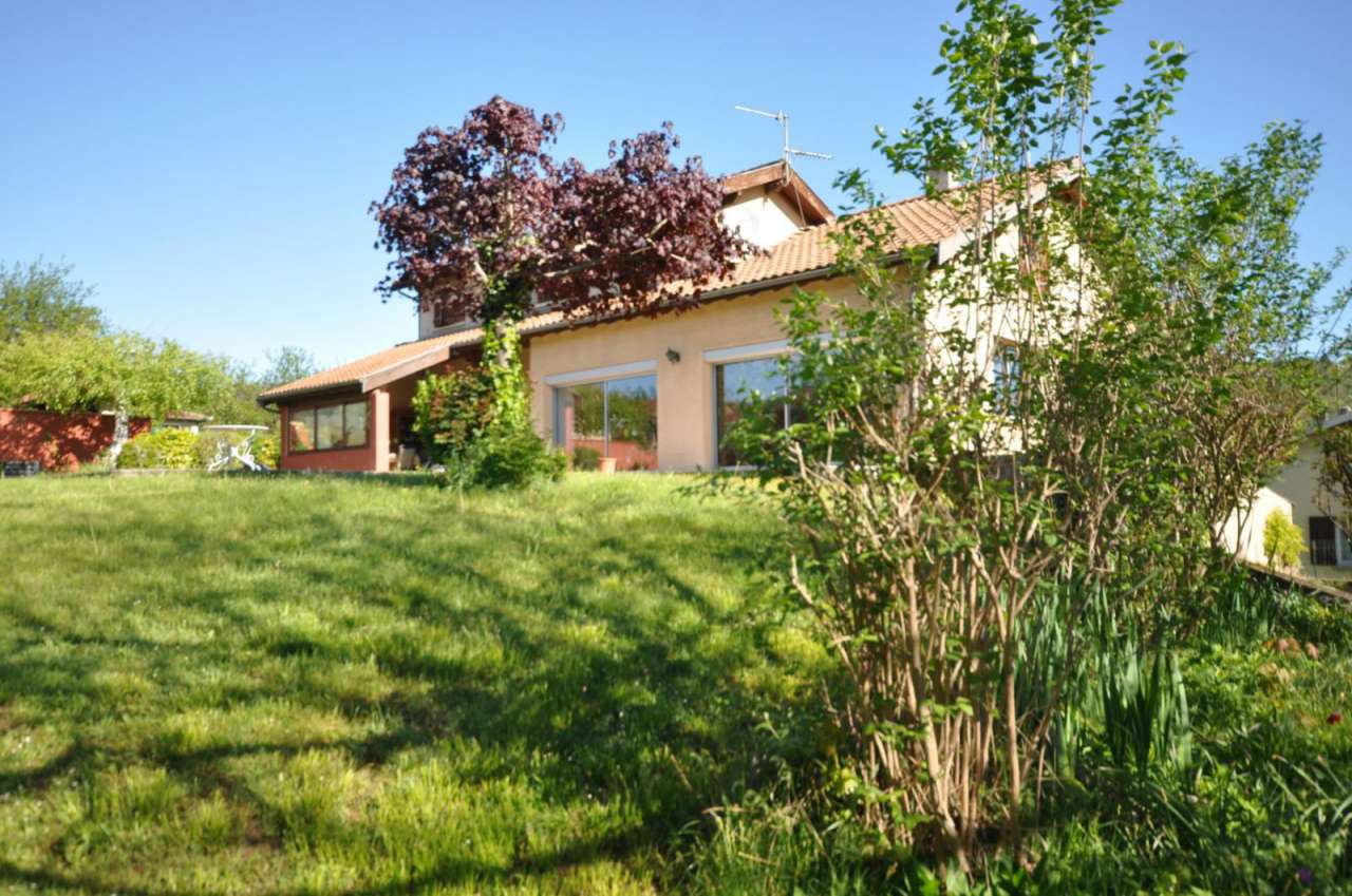 Spacious and well presented 5 bedroom architect designed home with a total