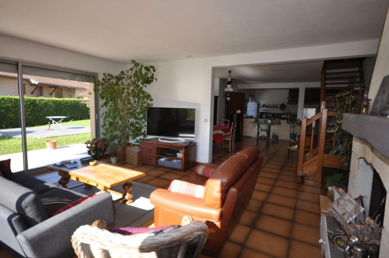 Spacious and well presented 5 bedroom architect designed home with a total