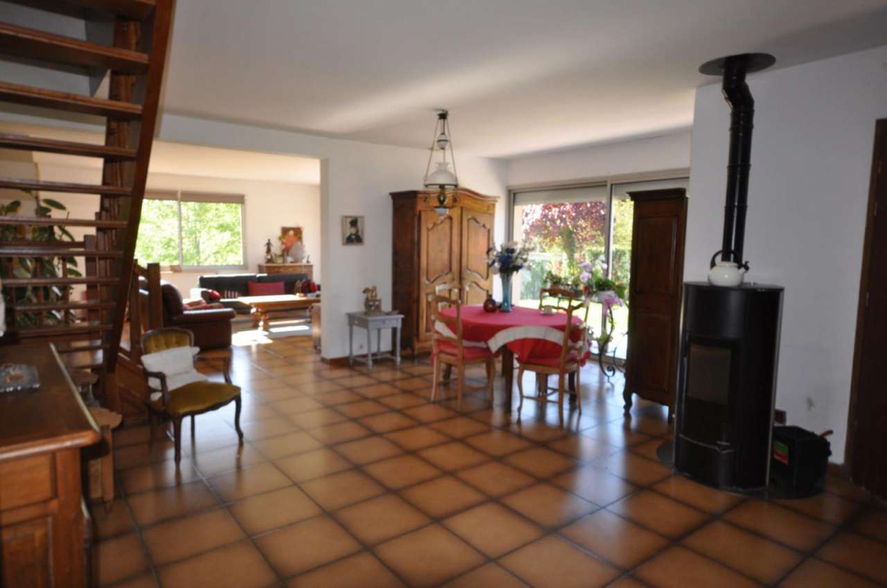 Spacious and well presented 5 bedroom architect designed home with a total