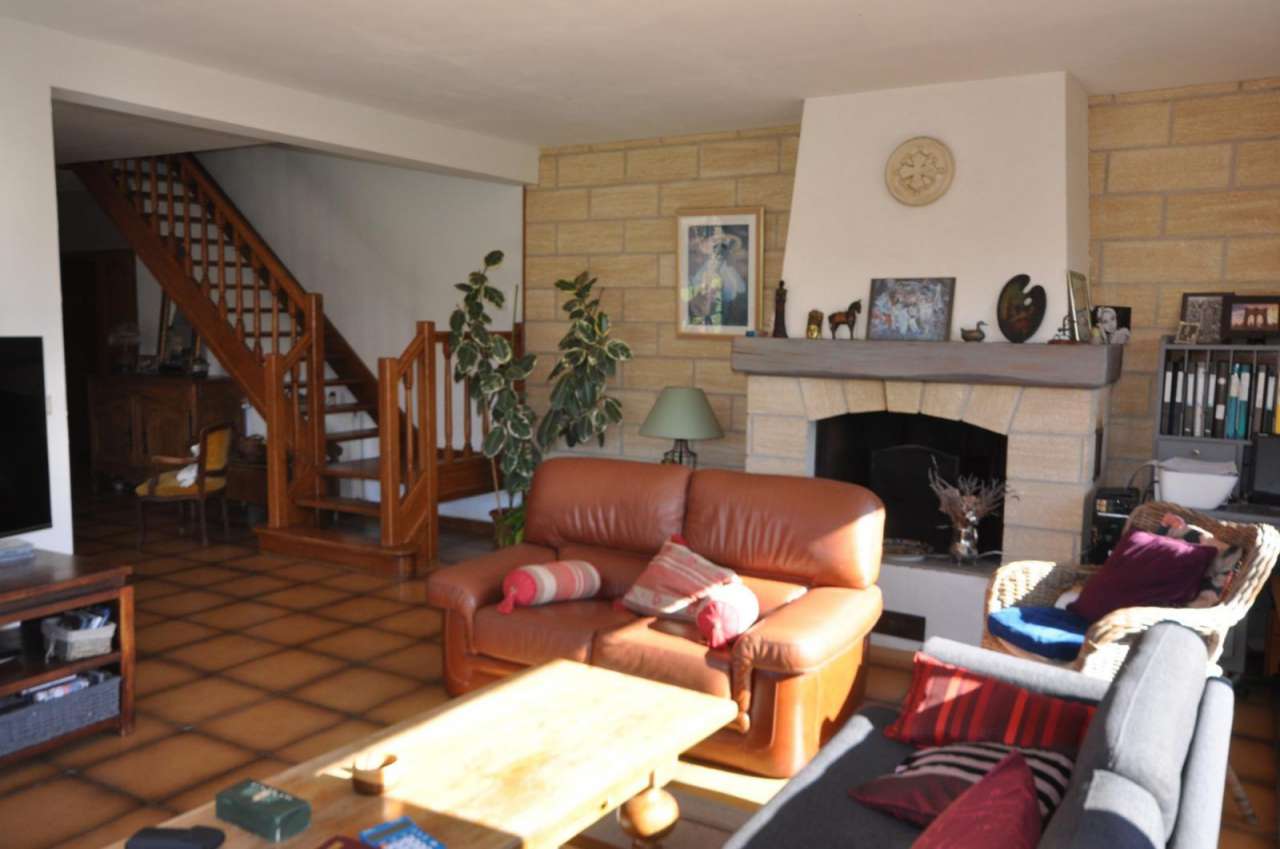 Spacious and well presented 5 bedroom architect designed home with a total