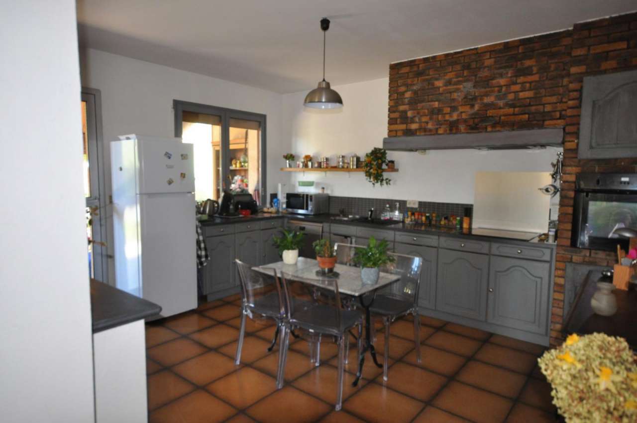 Spacious and well presented 5 bedroom architect designed home with a total