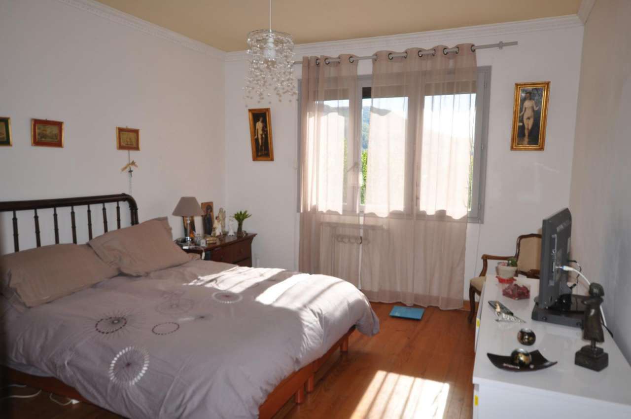 Spacious and well presented 5 bedroom architect designed home with a total