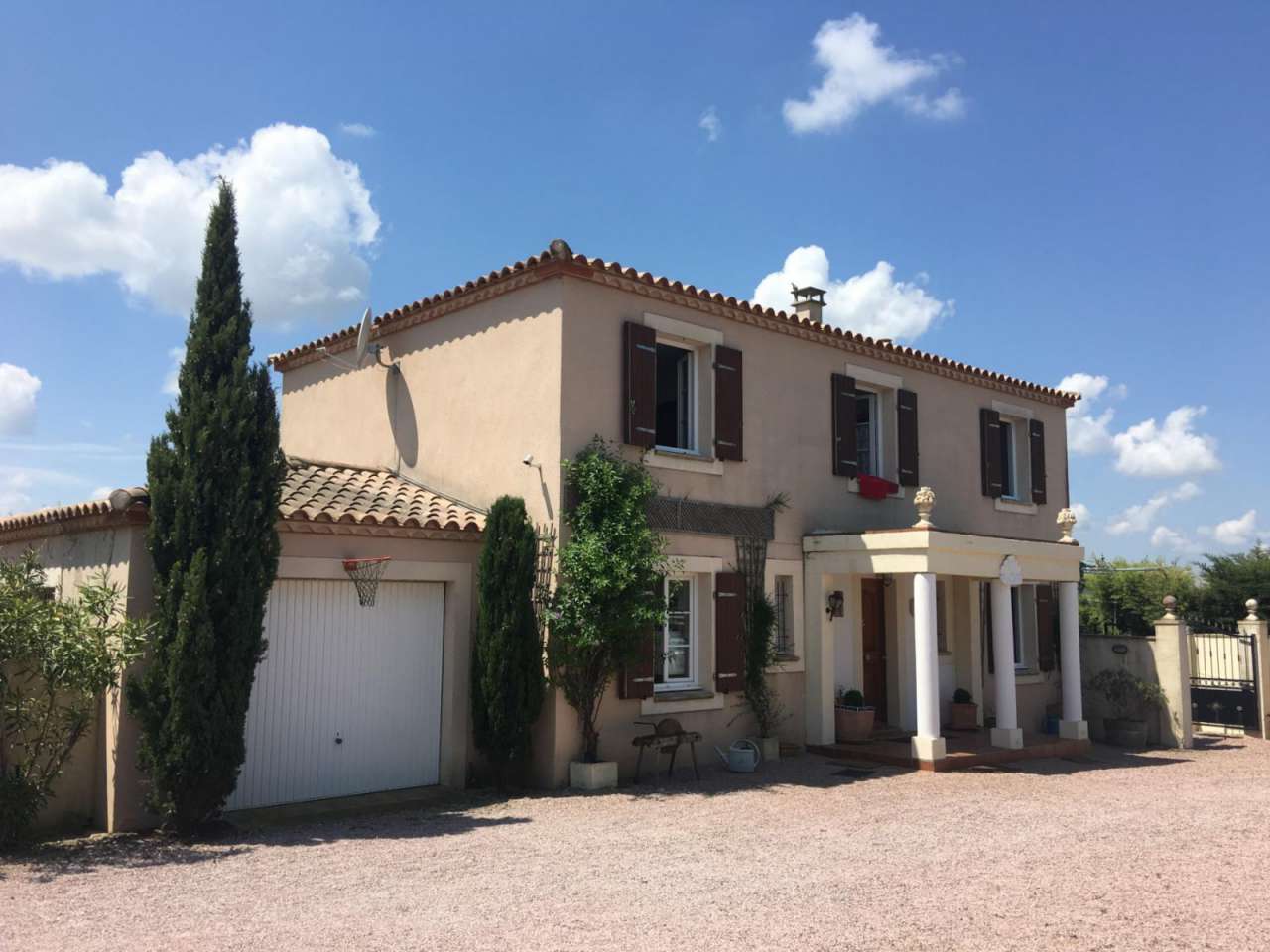 Grand, spacious and beautifully presented 4 bedroom villa set within a love