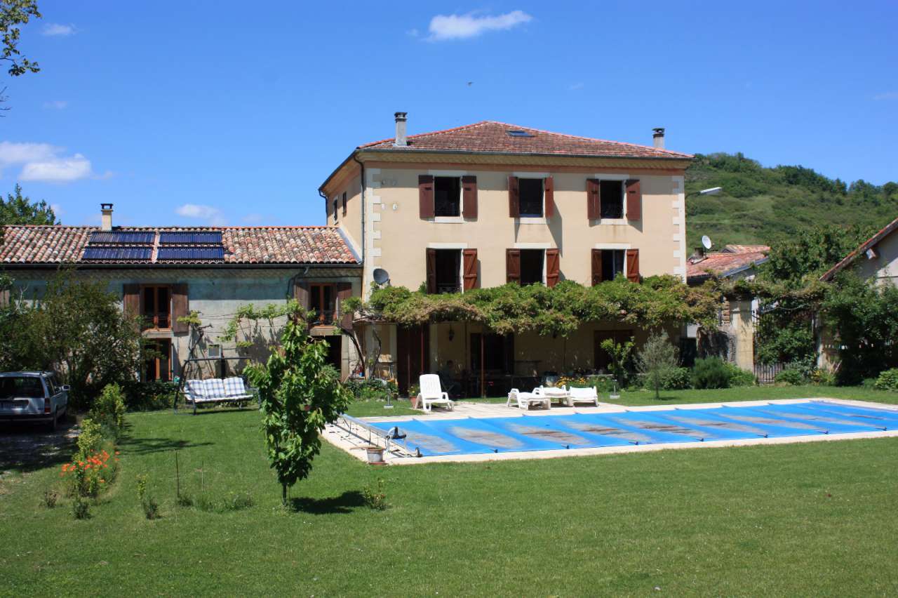 A light, spacious and versatile property which is actually 2 houses, each w