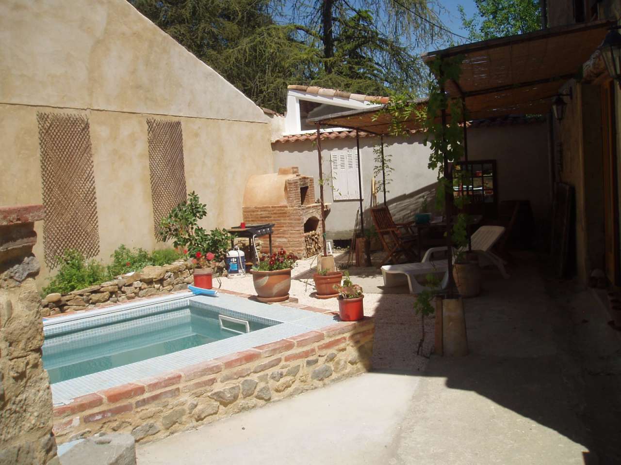 A light, spacious and versatile property which is actually 2 houses, each w