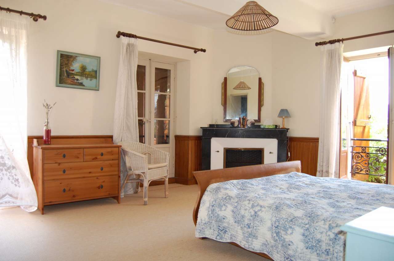 A light, spacious and versatile property which is actually 2 houses, each w