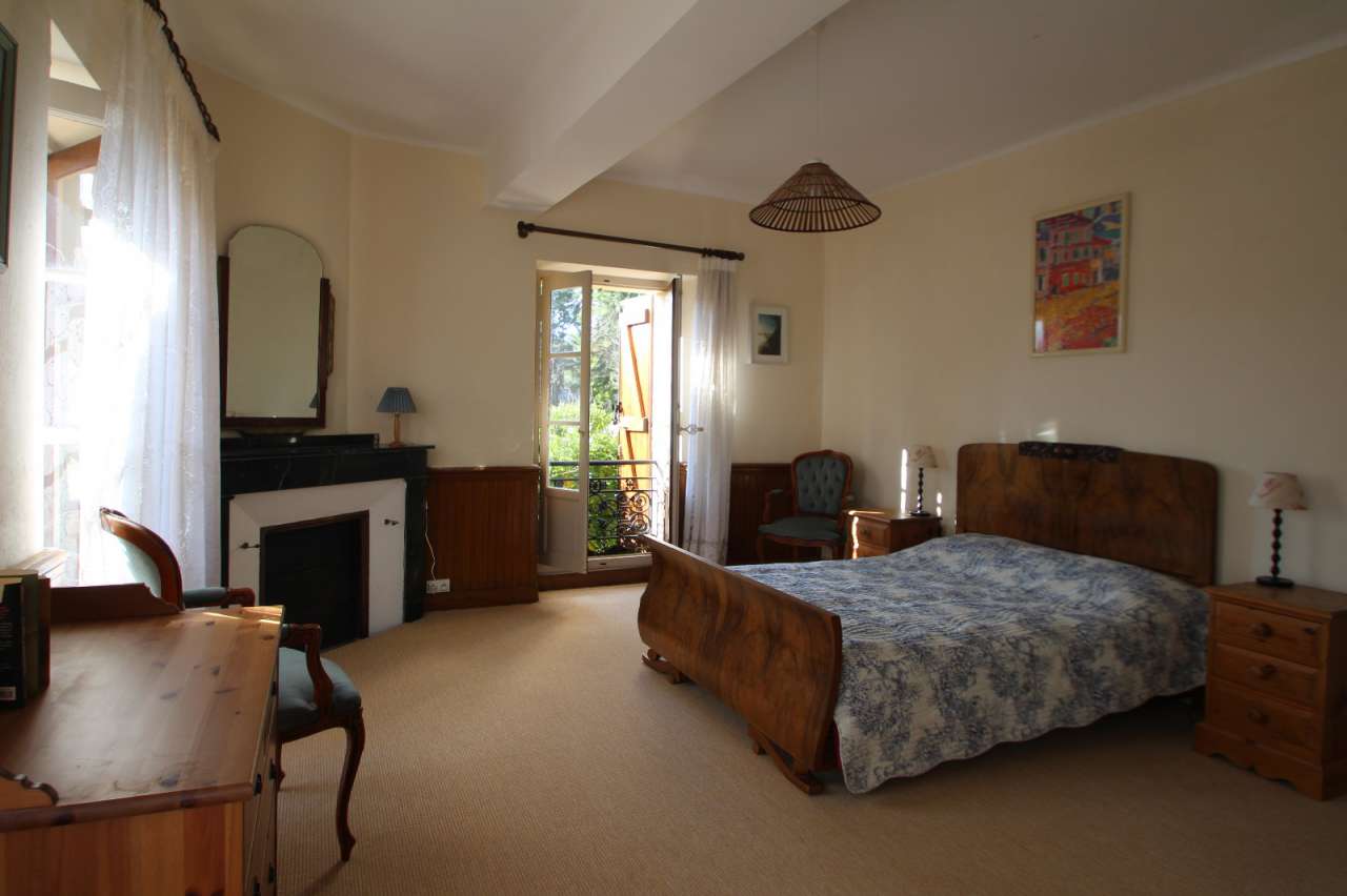 A light, spacious and versatile property which is actually 2 houses, each w