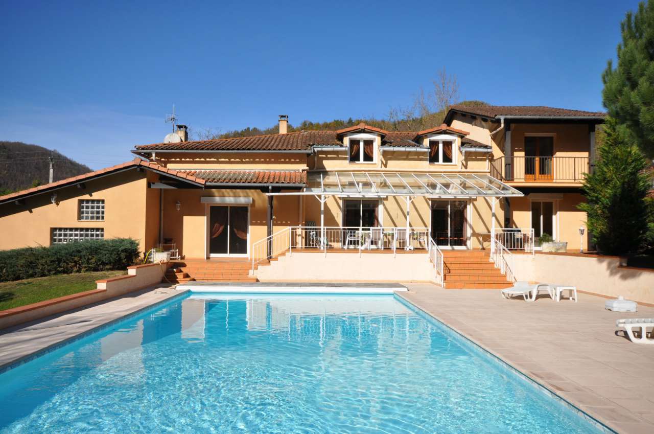 Spacious 6 bedroom villa located in Lesparrou, close to Lavelanet and Mirep