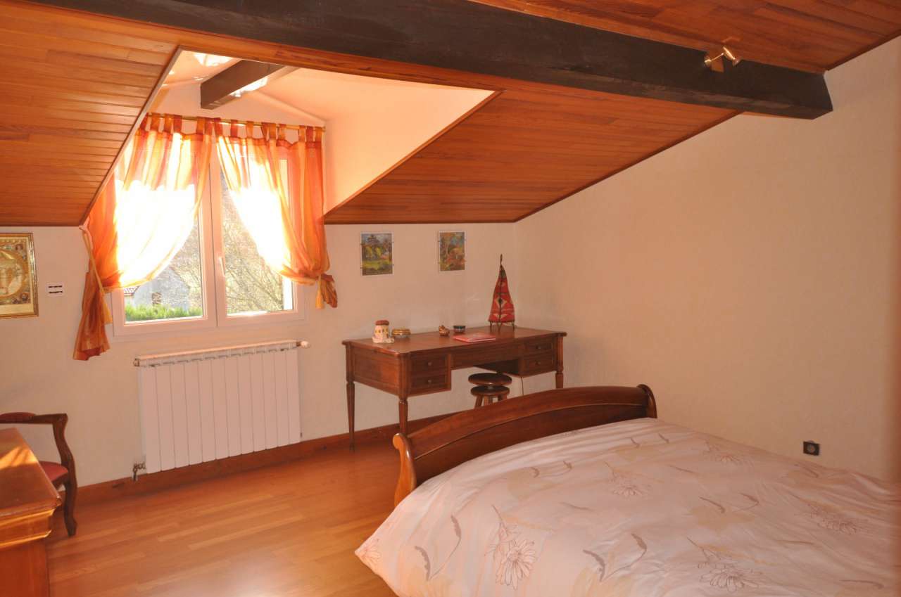 Spacious 6 bedroom villa located in Lesparrou, close to Lavelanet and Mirep