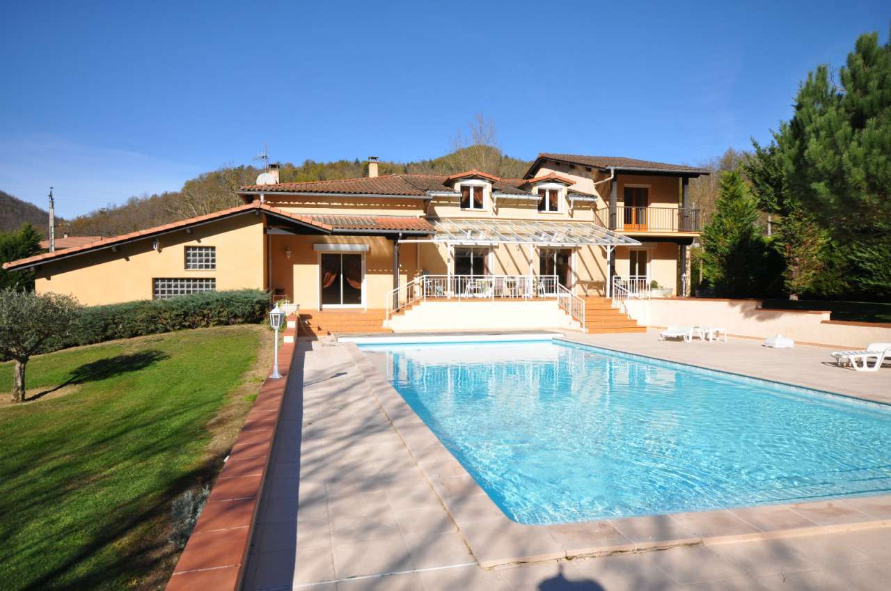 Spacious 6 bedroom villa located in Lesparrou, close to Lavelanet and Mirep