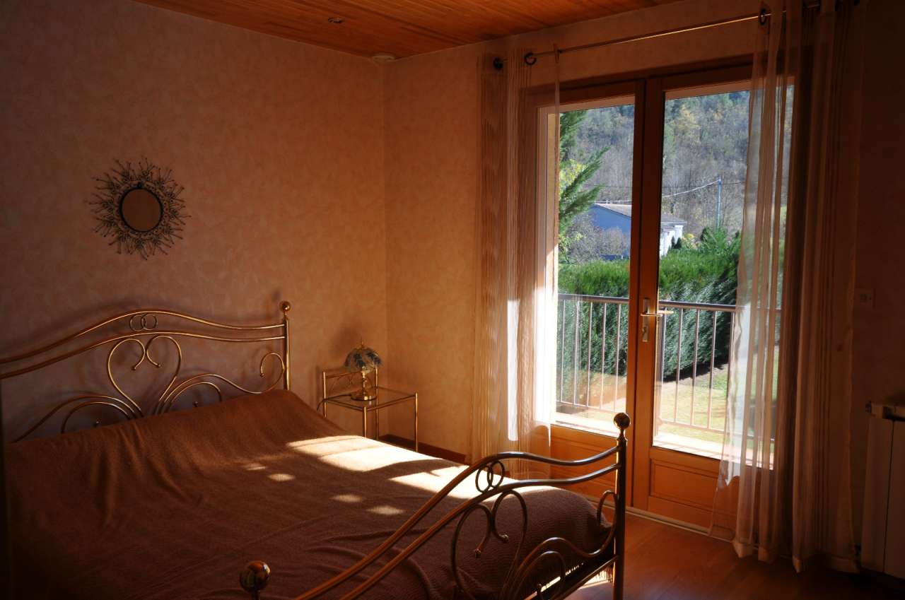 Spacious 6 bedroom villa located in Lesparrou, close to Lavelanet and Mirep