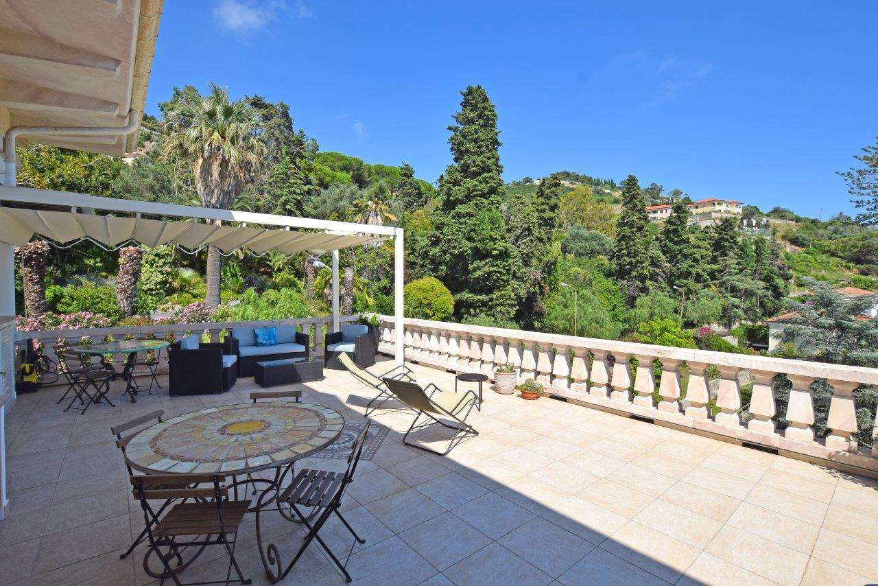 Spacious Renovated , Apartment with 2 bedrooms Ospedaletti Sea View