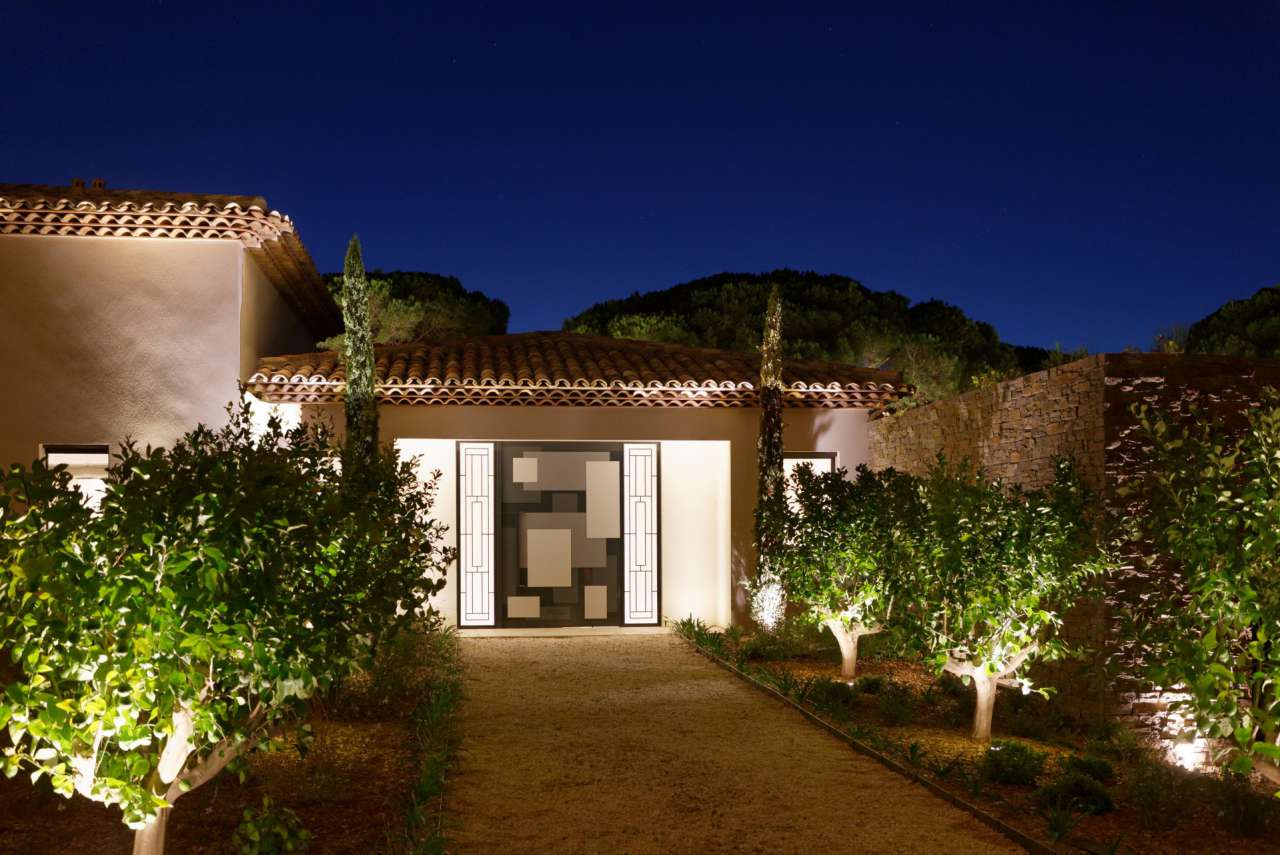 Gorgeous, unique and spacious, this ultra modern 5 bedroom home is ideally